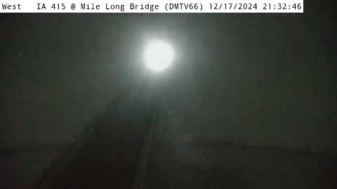 NWSDesMoines's tweet image. The portal has returned on the Mile Long Bridge north of Des Moines. That or it could be headlight light diffraction by falling snow. It is 1 of the 2. That said, roads are slick over central and northern Iowa with snow and sleet in the area. Image from @iowadot  webcam.