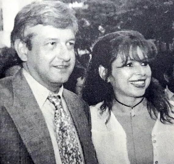 Humanismo4T's tweet photo. Si antes apoyaba y creía en la gobernadora @LaydaSansores.
A partir de la explicación que dio hoy en el #MartesDelJaguar la admiro muchísimo más.
Nunca he vacilado en mi apoyo a ella, porque sé reconocer a una persona honesta como ella.
#YoConLayda 🙋🏻♂️ https://t.co/N9KSN3N8rt