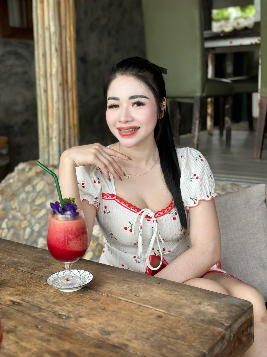ไม่ว่าจะเกิดอะไรขึ้น 'ให้เลือกตัวเองก่อนเสมอ'
ตั้งใจใช้ชีวิตมาอย่างดี ก็เพื่อจะได้เจอสิ่งดีๆเช่นกัน ☺️
#โสด #รีทวิตให้ด้วยน้า #สุราษฏร์ธานี #แบนแน็กชาลี