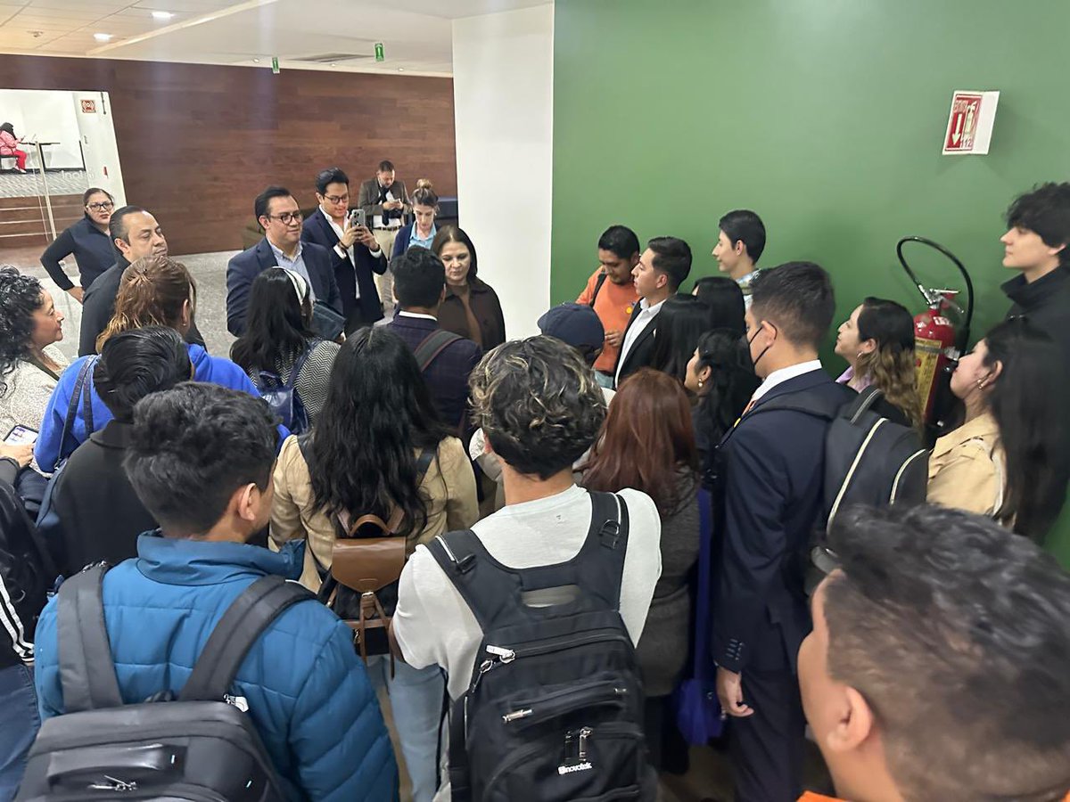 JulietDelrio's tweet photo. #VisitaelINAI 🟣🟢
Recibimos a jóvenes estudiantes y de organizaciones de la sociedad civil quienes, además de recorrer nuestras instalaciones, conocerán la relevancia de los dos derechos que tutelamos para el acceso a la información y la protección de la privacidad.
@VinculaSociedad 💬
