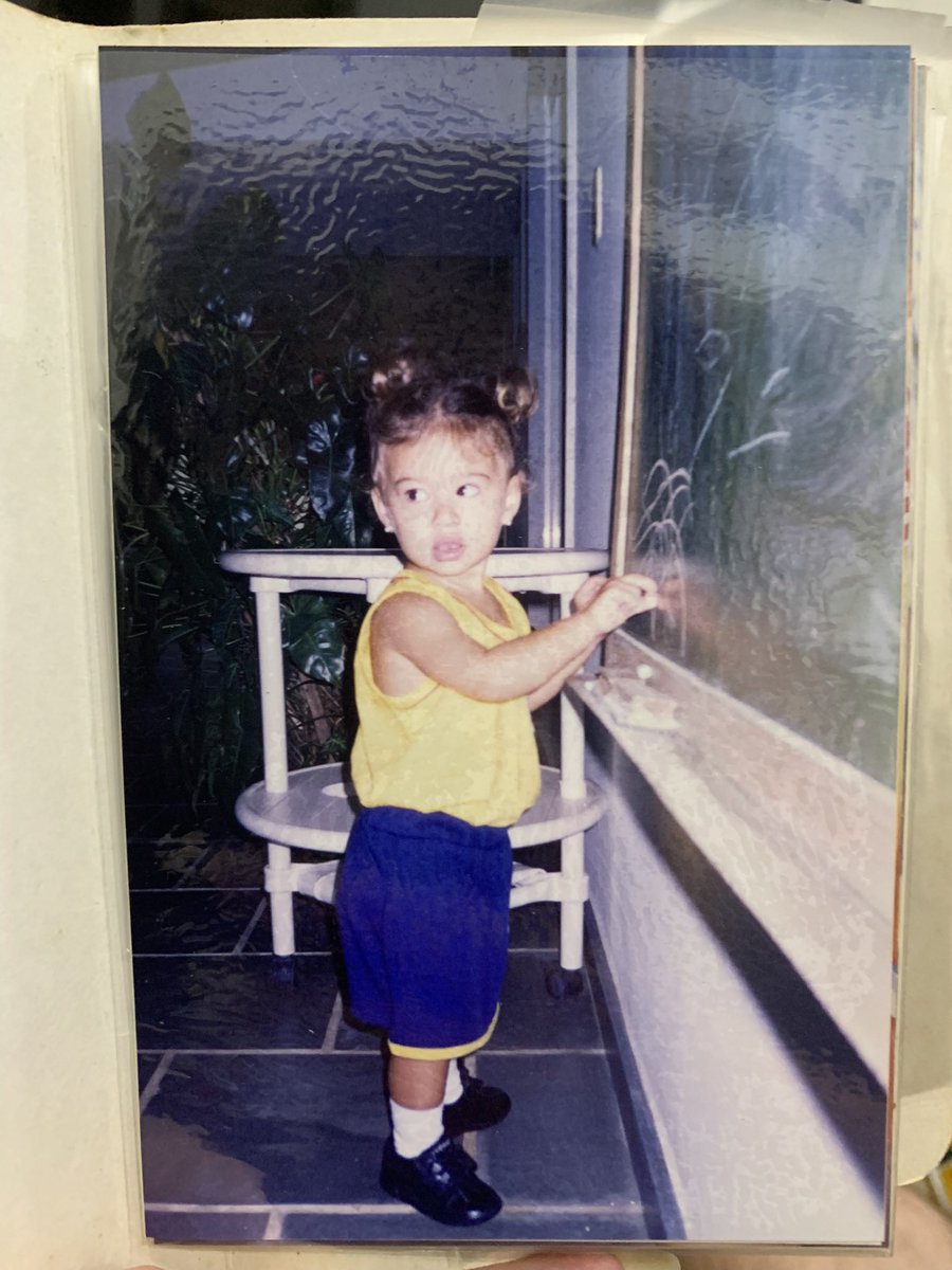 simoninhaa1's tweet photo. saudades de quando minha única preocupação era chegar em casa logo depois da escola pra desenhar no quadro negro IMENSO que tinha na parede da varanda da casa dos meus avós https://t.co/8GAKan2rCT