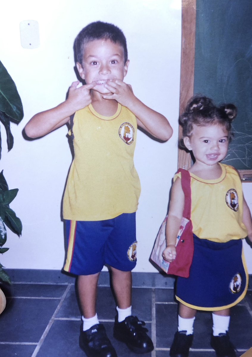 simoninhaa1's tweet photo. saudades de quando minha única preocupação era chegar em casa logo depois da escola pra desenhar no quadro negro IMENSO que tinha na parede da varanda da casa dos meus avós https://t.co/8GAKan2rCT