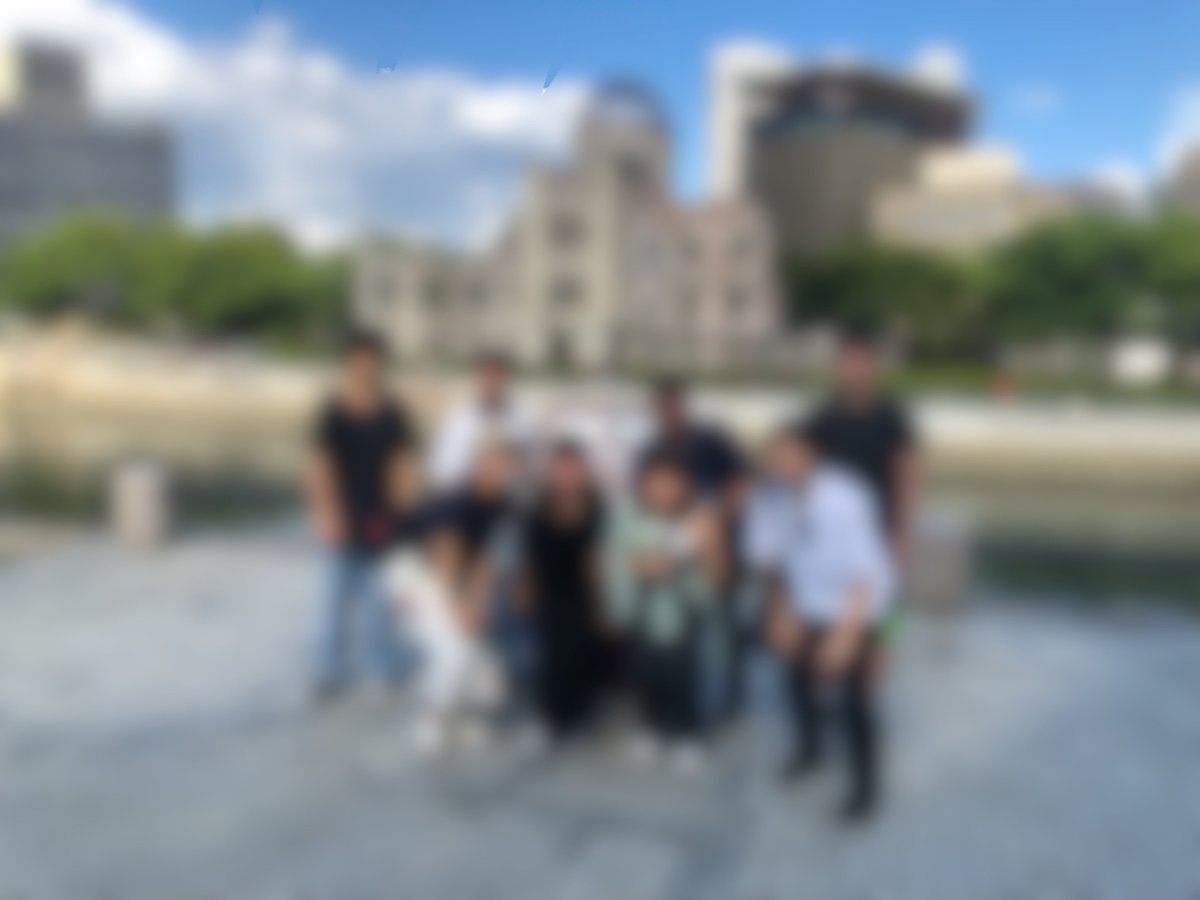 広島合宿🕊️Day1-②
まずは平和記念公園へ。
原爆ドームを見て、もちろん集合写真も撮りました。
資料館のボランティアの方に説明いただきながら、公園の中を回りました。
