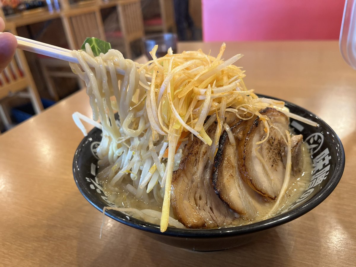 味噌のジョー牛久店(牛久市)

チャンピオン味噌ラーメン(野菜400g)

1日遅れの投稿です💦
本店はつくばにありますが、牛久の方は久々に来店🍜
本店に比べると今回はライトな味わいで したが、ボリュームたっぷりでチャーシューもしっかりとした味わい😊

ご馳走様でした✨

#ラーメン