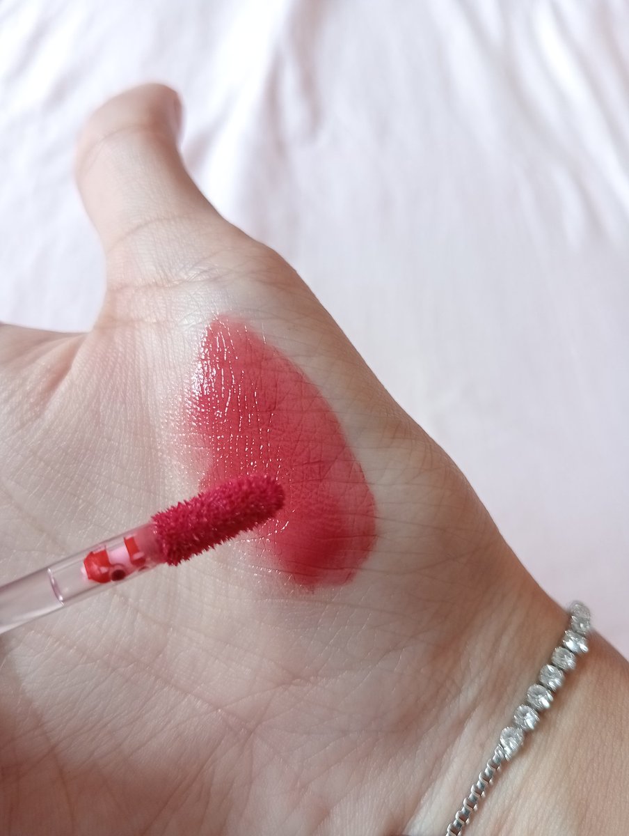 hrjbakery's tweet photo. 🎀 OURDAYLEE LIPTINT 🎀

kali ini aku bawa racun liptint gemass dari ourdaylee. aku pakai shade lover, stainnya nampol bangettt🌸🫵🏻💋 ringan juga ga bikin bibir kering, wajib banget cobain produk baru dari ourdaylee gabakal nyesel🍓🐈‍⬛���

🛒 : https://t.co/1d5k9o3GZP https://t.co/35iwREv2GT
