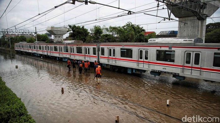 detikfinance's tweet photo. #Foto Banjir rob merendam perlintasan kereta yang menghubungkan stasiun Tanjung Priok dengan stasiun Jakarta Kota. Akibatnya perjalanan pun terganggu.
>> https://t.co/6RiX2anyd6
Foto: Pradita Utama/detikFinance
#detikfinance #BanjirRob #KerataApi #Stasiun https://t.co/APok02lcou