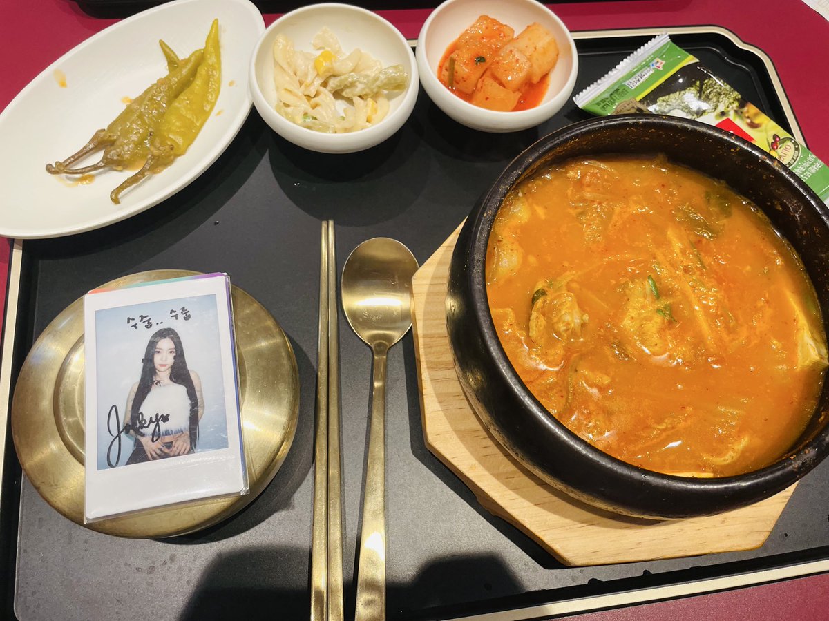 241218 홍콩 잘 다녀와👋🏻

불고기 먹으라고 했지만 없는 관계로..
흑돼지김찌 초이스~🫡 

#쟄과콩나물 #아이칠린 #ICHILLIN #재키 #JACKIE #강채연