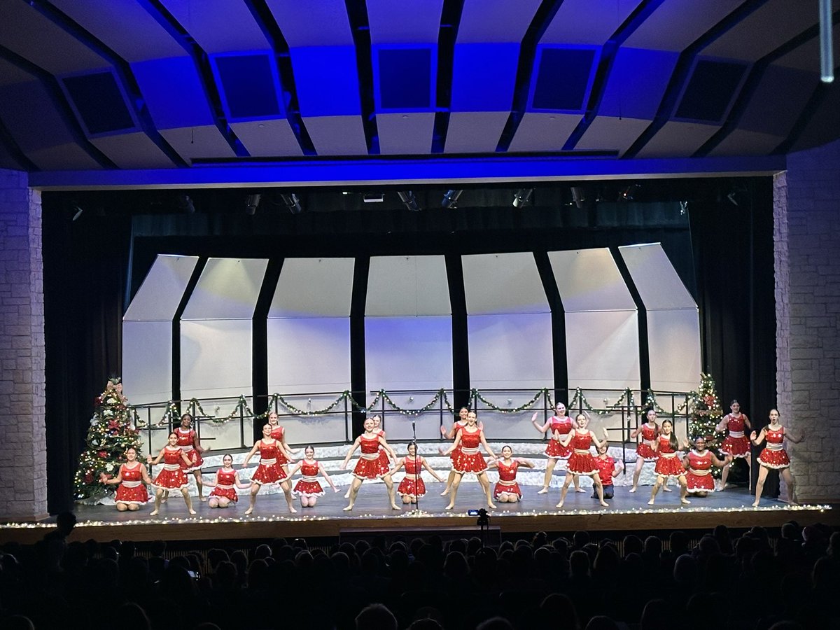 pinkpatterson's tweet photo. Love our Fine Arts programs spotlighting each other during their concerts! We’ll done @GRanchChoir and @LonghornDance #WeAreGR https://t.co/Mazlw1Xtty
