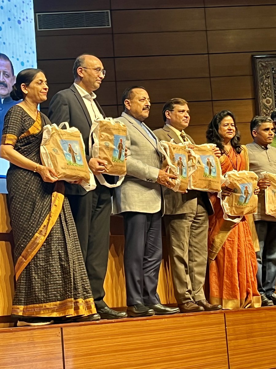 RBakshee's tweet photo. In a path -breaking scientific innovation #KisanKavach ,anti -pesticide body suit for  farmers designed by Scientists of #InStem #BIRAC ⁦@DBTIndia⁩ was launched  by Union Minister ⁦@DrJitendraSingh⁩ .The protective gear aims to protect farmers from pesticides . https://t.co/Iet5gS6Rdx