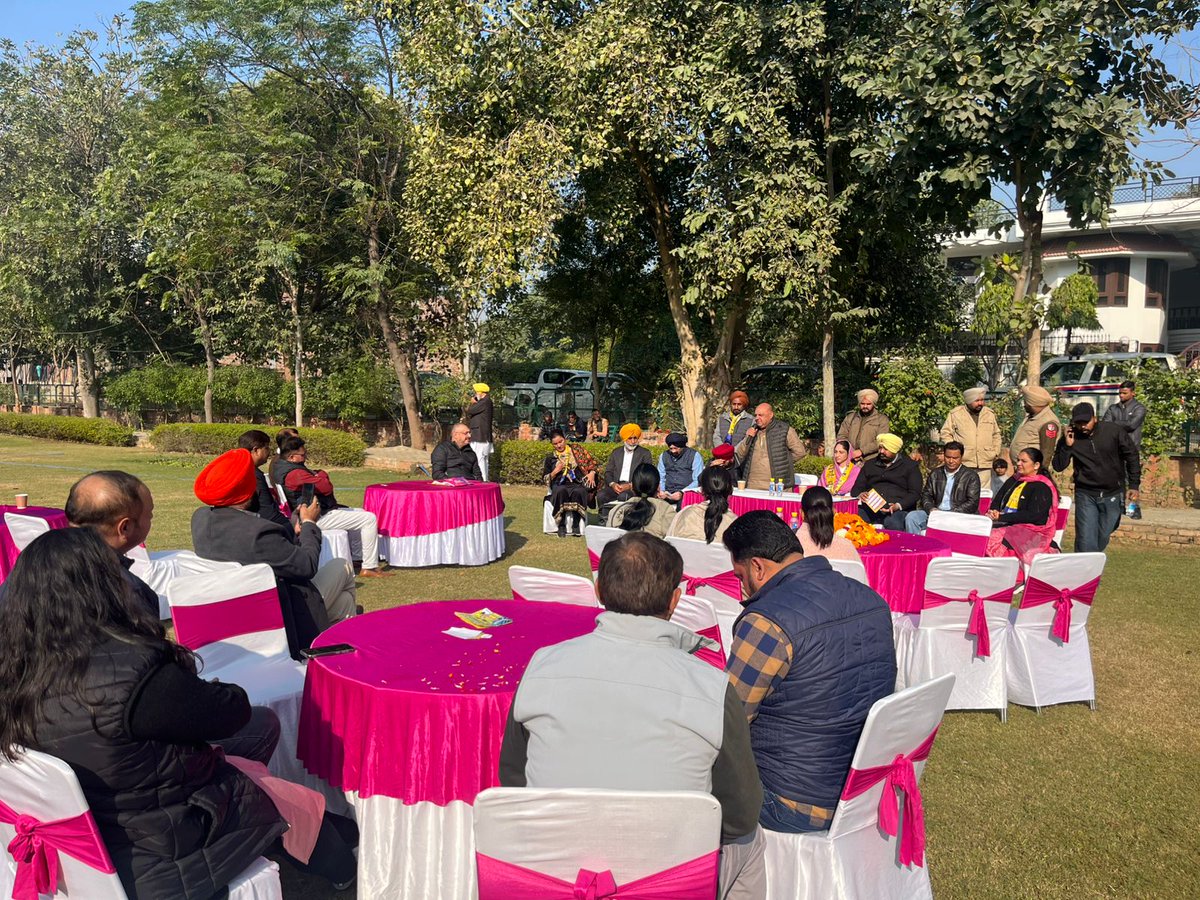 ਲੁਧਿਆਣਾ ਪੱਛਮੀ ਦੇ ਵਾਰਡ ਨੰਬਰ 59 ਤੋਂ ਆਮ ਆਦਮੀ ਪਾਰਟੀ ਦੇ ਉਮੀਦਵਾਰ ਮਨਪ੍ਰੀਤ ਕੌਰ ਖੰਗੂੜਾ (ਜਤਿੰਦਰ ਖੰਗੂੜਾ) ਜੀ ਦੇ ਸਮਰਥਨ 'ਚ ਰੱਖੀ ਗਈ ਚੌਣ ਮੀਟਿੰਗ 'ਚ ਸਮੂਹ ਇਲਾਕਾ ਨਿਵਾਸੀਆਂ ਨੂੰ ਇੱਕ ਇੱਕ ਕੀਮਤੀ ਵੋਟ ਆਪ ਦੇ ਹੱਕ 'ਚ ਭੁਗਤਾ ਕੇ ਵਾਰਡ ਦੇ ਮੁਕੰਮਲ ਵਿਕਾਸ 'ਚ ਯੋਗਦਾਨ ਪਾਉਣ ਦੀ ਅਪੀਲ ਕਰਦੇ ਹੋਏ #LudhianaWest #AamAadmiParty