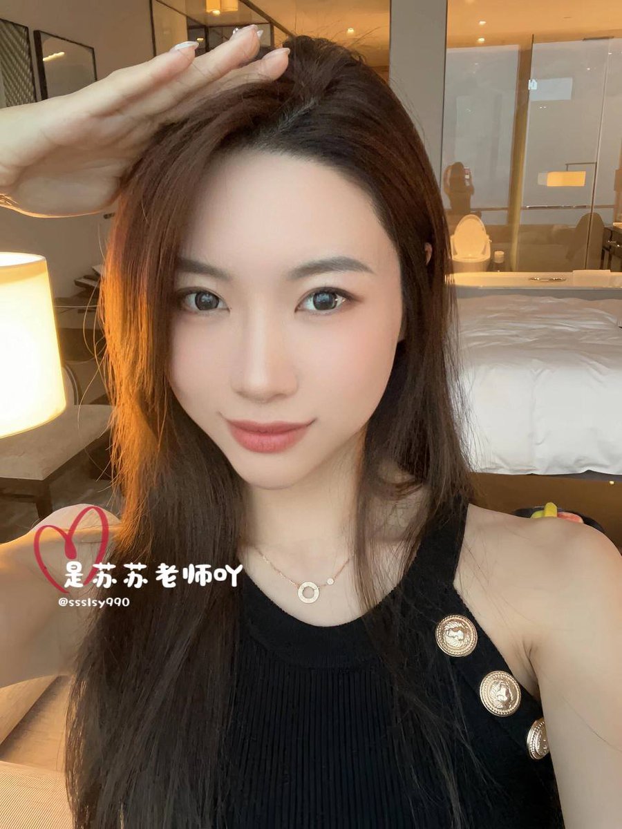 第一次体验在酒店等单男，这个感觉好怪，有点不知措施…

进门就缠绵在一起，我乖巧的穿上他准备好的情趣内衣，被他用相机捕捉每一个害羞的瞬间～

想看后续视频和照片的点赞本条推文并截图私信我，我会给你们安排～ https://t.co/RhDnFJG3fe