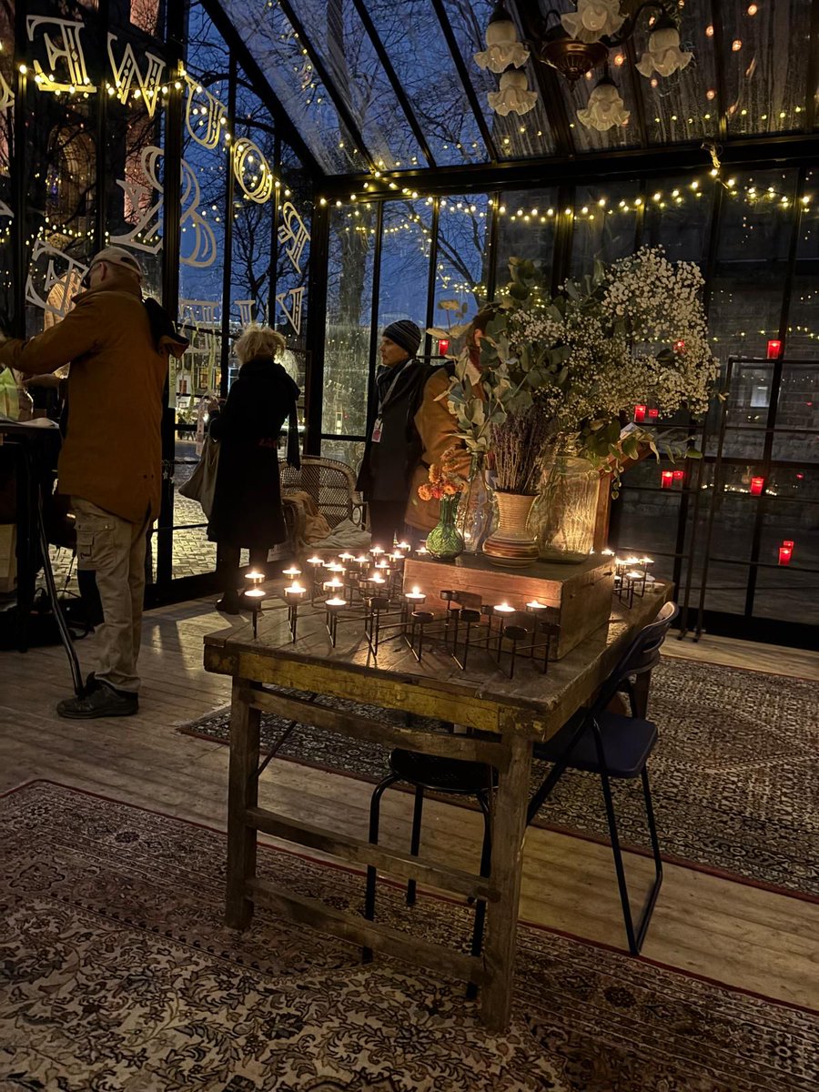 TrosTUtrecht's tweet photo. Wat een herinneringen, ontmoetingen en ervaringen in de kas. Al ruim 1000 bezoekers kwamen langs.
Voor een kaarsje, een lint, een gesprek of even stilte.
Wees óók van harte welkom op het Domplein.
We staan er nog t/m 27 december en zijn elke dag van 11.00 tot 19.30 uur geopend. https://t.co/MEsEpgMWUj