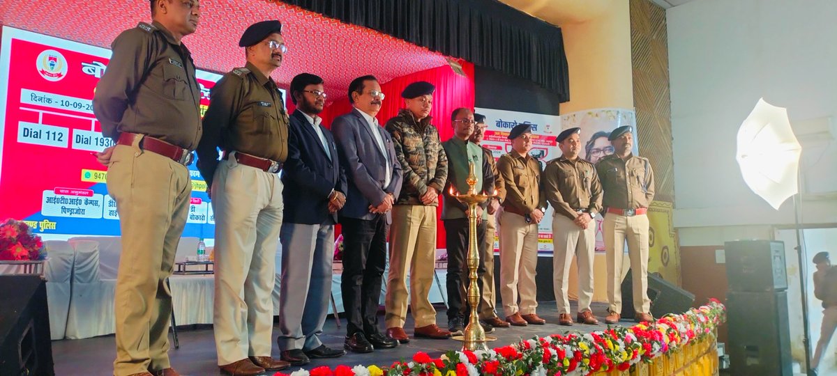 ShankarRawani10's tweet photo. बोकारो पुलिस द्वारा आयोजित जनशिकायत समाधान कार्यक्रम सफलता पूर्वक आयोजित किया गया। कार्यक्रम में SP,DDC,DLSA,CWC सहित पुलिस पदाधिकारियों ने भाग लिया 
@dgpjharkhand 
@bokaropolice 
@cmojharkhand https://t.co/WKLkSw9tw1