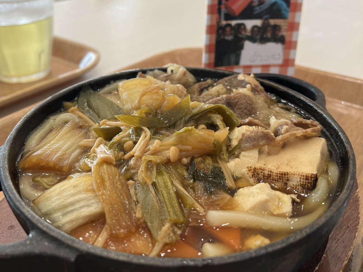 Teikyo_tibo's tweet image. #帝京大学 #経済学部 永井ゼミがTFTメニュー「牛すきうどん」🥢😋を提供したボーッ！本格的で美味しいと好評で、行列ができるほど大人気だったボーッ！新たにゼミ生となった2年生もがんばっていたボ！みんなお疲れ様でしたボーッ！✨
#tablefortwo #TFT #SDGs #牛すじうどん #学食 #ランチ