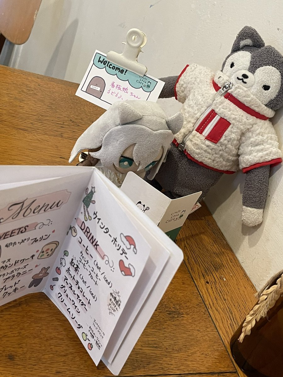 konamilk3's tweet photo. ぬいぐるみのカフェのLittleLou'sCafé(@littlelous_cafe )さんにお邪魔しました!!看板娘ちゃんとるどるふくんと保護者の私で行ってきましたよ〜!!めちゃくちゃ素敵な空間でプリンめっちゃ美味しかったしまた行きたい!!
#LittleLou'sCafé
#UnaCameraLivera
#中野
#ぬい撮り https://t.co/Z4Uj5ydRBX