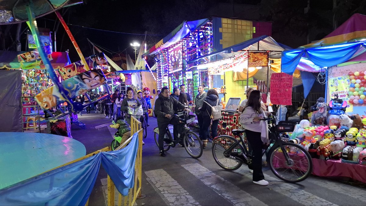 Hind_Disaster's tweet photo. @AlessandraRdlv @AlcCuauhtemocMx cuando te vale madres la movilidad, una fila de más de tu 50 @ecobici entre puestos y juegos  esperando poder encontrar lugar en Buenavista. Ah, pero que tal ya hubo posada hoy por parte de la alcaldesa y la feria en la Alcaldía generando caos https://t.co/4G5Ll6biY8