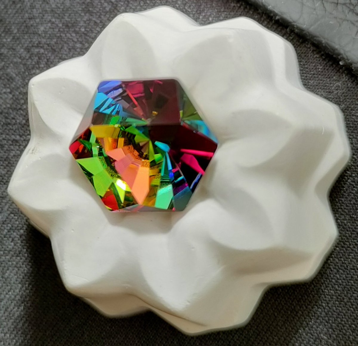 LeCollier_beads's tweet photo. この一粒をハットピンのヘッドにしようと思い切って買ったストーン。
カレイドスコープ（万華鏡）ヘキサゴンというシェイプで
ヴィトラル（仏オーロラ、西ステンドグラス）ミディアムという色名。
情報が盛り沢山。
ちなみにこの画像は自然光加工なしです。 https://t.co/Jo5aJkSn9r