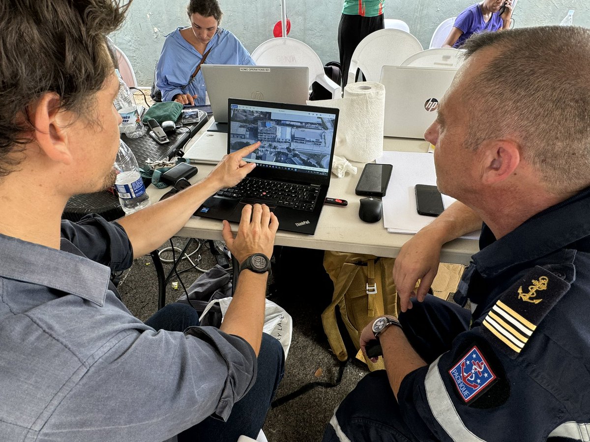 🇫🇷🇻🇺 #Earthquake A portable satellite communication system was set up at the airport and the first aerial reconnaissance images taken this morning by a Falcon were transmitted to the NDMO. The runway has been assessed by our engineers and declared operational.