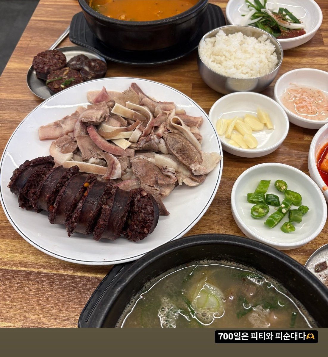 cupidjshmangchi's tweet photo. junseongho — 241218
• 🐱 • 700th day anniversary/celebration @.seongho
• 🐥 • 700th day (anniversary) is (celebrated with) PT and pisundae (blood sausage) 🫶
#준성호_700일_축하해
#700DaysofJunseongho https://t.co/2drXflLNt0