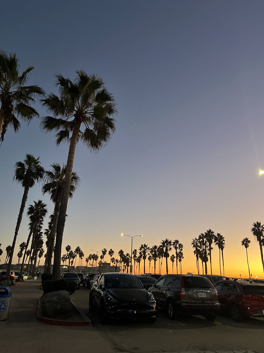 _bshanese's tweet photo. If there is a prettiest sunsets competition, San Diego wins https://t.co/PlpTgmK1Oe