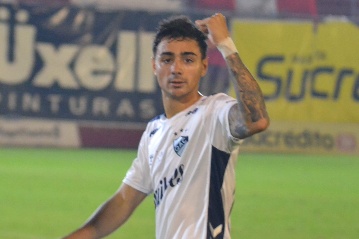 ScoutingCasm's tweet photo. Cerramos los volantes defensivos con Tomás Bottari, surgido en Quilmes y que este año firmó en Nueva Chicago. Tomás hizo una gran campaña con el Torito, llegando a la semifinal de reducido. El jugador tiene contrato hasta el 31/12/24 con los de Mataderos. 23 años. https://t.co/KDjRCThRtj