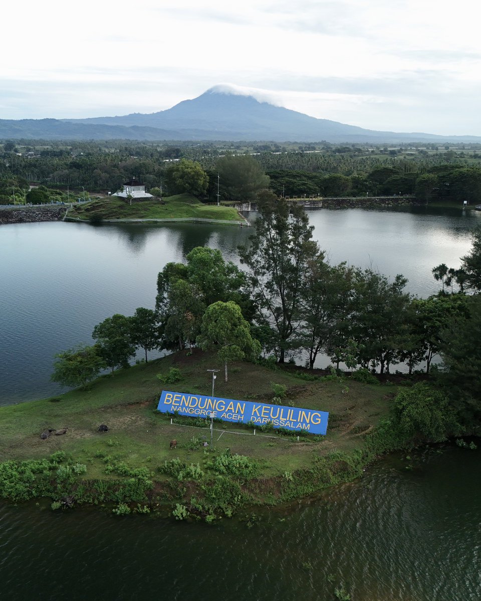 Enjoying the morning at Waduk Keliling, Indrapuri! Feel the tranquility, peace, and gratitude in every breath of fresh air and the stunning panorama of Aceh Besar. 💦⛰️☘️

#thelightofaceh