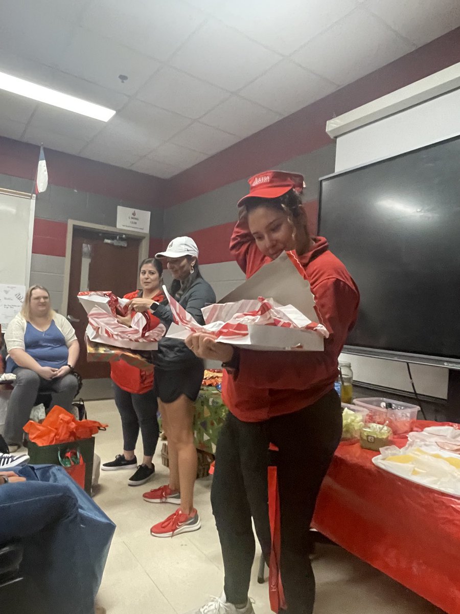 rocketball_JHS's tweet photo. 🥎 Christmas 🎄 Party!  Today we got to share Christmas with our little friend Liam &amp; family!❤️🥎🎁🎄🚀⁦@JISD_ATHLETICS⁩ ⁦@JISDRocketPride⁩ ⁦@JudsonISD⁩ https://t.co/ghsIMm3Iop