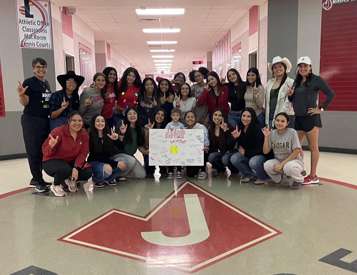 rocketball_JHS's tweet photo. 🥎 Christmas 🎄 Party!  Today we got to share Christmas with our little friend Liam &amp; family!❤️🥎🎁🎄🚀⁦@JISD_ATHLETICS⁩ ⁦@JISDRocketPride⁩ ⁦@JudsonISD⁩ https://t.co/ghsIMm3Iop