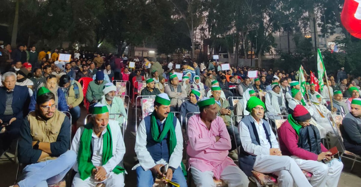 Er_IndalKumar's tweet photo. ⚡ बिजली के निजीकरण का विरोध: जनता की एकजुटता ⚡
आगरा में विशाल जनजागरण महापंचायत।
🌾 किसान, उपभोक्ता, कर्मचारी व जनता एकजुट होकर निजीकरण का पुरजोर विरोध किये।
👉 निजीकरण के खिलाफ हमारा संघर्ष महंगी बिजली का विरोध,
बेरोजगारी और सरकारी भर्तियों के खत्म होने की आशंका,उपभोक्ताओं की जेब पर अतिरिक्त बोझ।

✊ जन-जन की एकता से ही बदलाव संभव है!
#StopPrivatization #Stop_Privatization_Uppcl
@yadavakhilesh @AnilYadavmedia1
@Mayawati @NationalDastak
📸 तस्वीरें जनसहभागिता और एकजुटता का प्रमाण हैं।