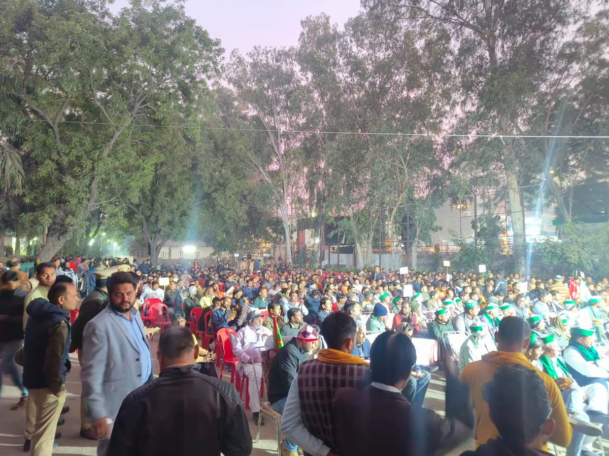 Er_IndalKumar's tweet photo. ⚡ बिजली के निजीकरण का विरोध: जनता की एकजुटता ⚡
आगरा में विशाल जनजागरण महापंचायत।
🌾 किसान, उपभोक्ता, कर्मचारी व जनता एकजुट होकर निजीकरण का पुरजोर विरोध किये।
👉 निजीकरण के खिलाफ हमारा संघर्ष महंगी बिजली का विरोध,
बेरोजगारी और सरकारी भर्तियों के खत्म होने की आशंका,उपभोक्ताओं की जेब पर अतिरिक्त बोझ।

✊ जन-जन की एकता से ही बदलाव संभव है!
#StopPrivatization #Stop_Privatization_Uppcl
@yadavakhilesh @AnilYadavmedia1
@Mayawati @NationalDastak
📸 तस्वीरें जनसहभागिता और एकजुटता का प्रमाण हैं।