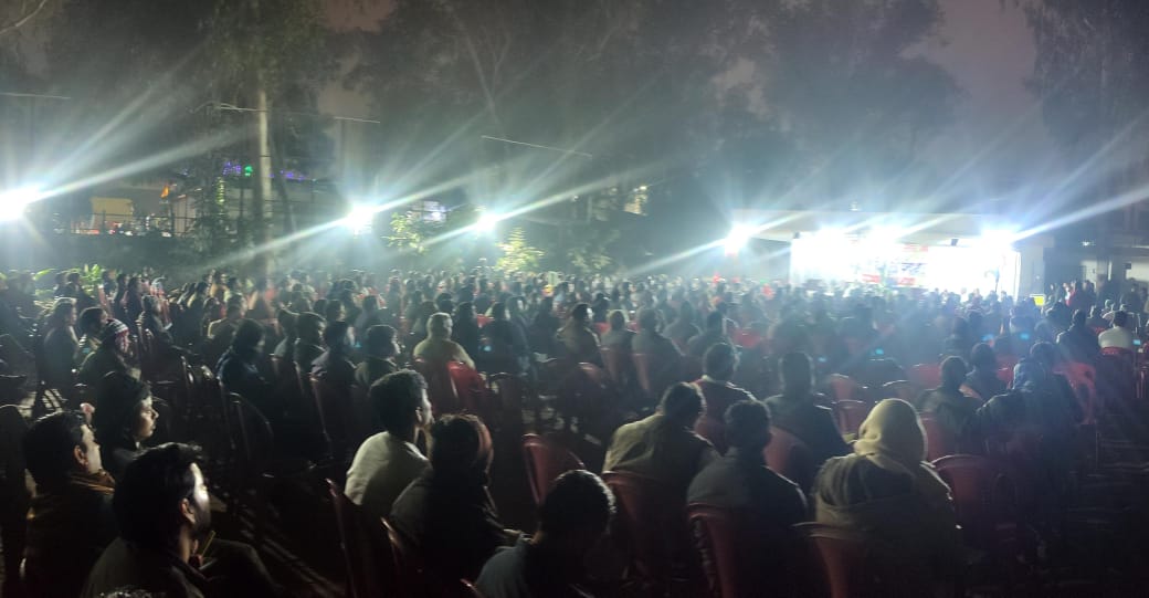 Er_IndalKumar's tweet photo. ⚡ बिजली के निजीकरण का विरोध: जनता की एकजुटता ⚡
आगरा में विशाल जनजागरण महापंचायत।
🌾 किसान, उपभोक्ता, कर्मचारी व जनता एकजुट होकर निजीकरण का पुरजोर विरोध किये।
👉 निजीकरण के खिलाफ हमारा संघर्ष महंगी बिजली का विरोध,
बेरोजगारी और सरकारी भर्तियों के खत्म होने की आशंका,उपभोक्ताओं की जेब पर अतिरिक्त बोझ।

✊ जन-जन की एकता से ही बदलाव संभव है!
#StopPrivatization #Stop_Privatization_Uppcl
@yadavakhilesh @AnilYadavmedia1
@Mayawati @NationalDastak
📸 तस्वीरें जनसहभागिता और एकजुटता का प्रमाण हैं।