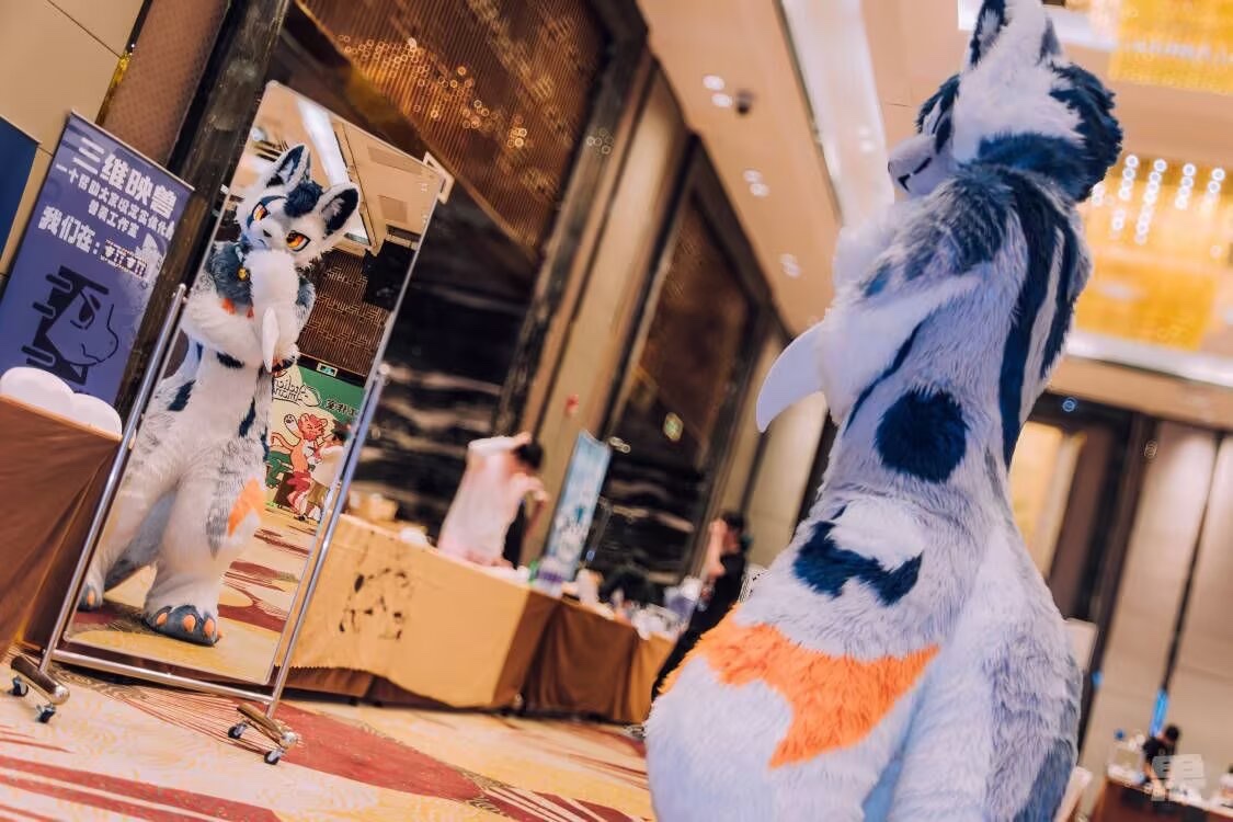 AdminBurst's tweet photo. #FursuitEveryday
镜中的亮月🌙
拍摄：@果冻 https://t.co/WwyGJ8fIcU