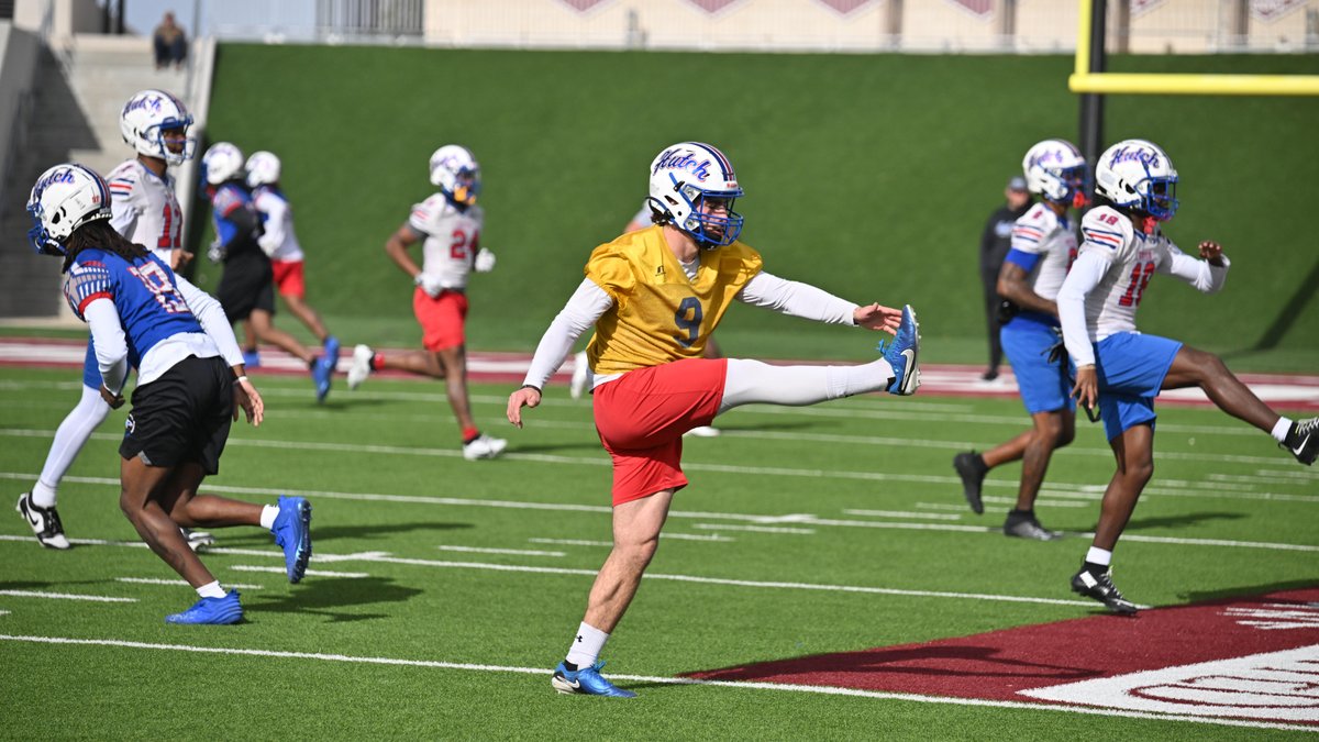 Two years ago, Nestus Burger was kicking soccer balls. Now the Blue Dragon football sophomore is kicking footballs in the NJCAA Championship game.  #BreatheFire

hutchinson.prestosports.com/sports/fball/2…