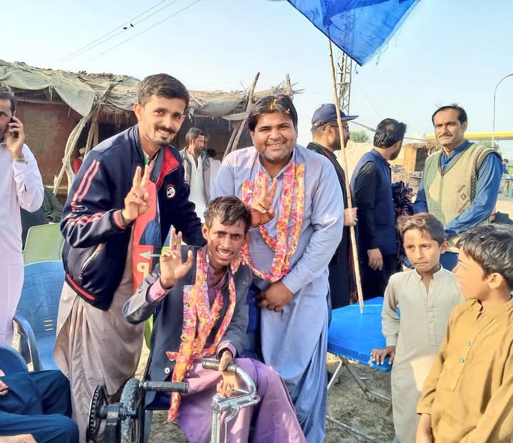 KhalidLaghariPP's tweet photo. Near NaushehroFeroze, This disabled boy joined us, with Jeay Bhutto's slogan, I also welcomed him by wearing a garland of flowers 🌹, and we made a sign of Victory ✌🏻

"Karwan E Benazir Walk rally".
#JiyeBhutto #SalamBenazir 🙋🏻‍♀️
@BBhuttoZardari
@AseefaBZ https://t.co/7CWIqxbRz8