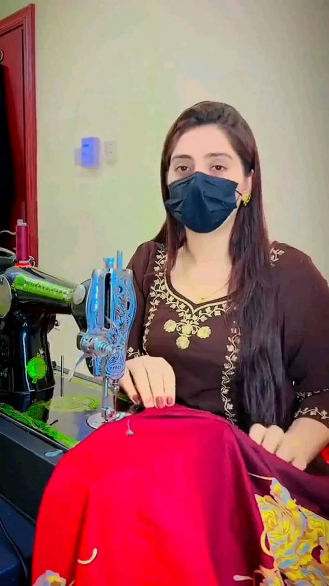 د‌ يوې جينۍ د غوښتلو لپاره خلک ورغلي وو نو د هلک مور د نجلۍ له مور نه پوښتنه کړې وه چې نجلۍ ته څه ګنډل منډل ورځي که نه؟
د نجلۍ مور ورته ويلي و چې ګنډل ورځي خو منډل به تاسو کره زده کړي. 
🤪🤣