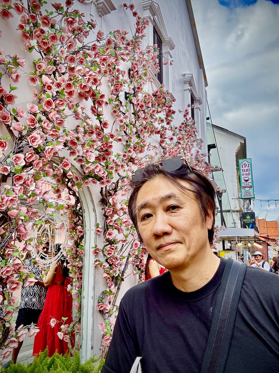 kitano007's tweet photo. ●年末に必ず読んで欲しい。2025年、
最高に成果を出すために実行すべき「２つのこと」
ㅤ
年末が近づてきた。
多くの人が、そろそろ来年の目標や
計画を立て始める頃ではないかな？
ㅤ
でも、その計画や目標設定に
どのぐらい時間を掛けている？
十分な時間を割いている？
ㅤ
多くの人は2〜3時間程度で
目標を設定し、計画を立てる。
ㅤ
でも、これじゃ精度の高い計画を立てる
のは難しいんじゃないかな。
ㅤ
中には、全く計画を立てない人もいるので、
立てるだけでも先んじれるんだけど…
ㅤ
短時間で作成された計画は
実行性に欠ける可能性が高い。
理想的には、最低でも丸1日をかけて
計画を練るのが望ましい。
ㅤ
特に経営者やリーダーであれば、
最低でも3日間ほどの時間を確保して、
^^^^^^^^^^^^^^^^^^^^^^^^^^^
深く考えることが求められる。
ㅤ
この時間を使って、今年の振り返りや
現状の分析、そして来年のビジョンを
具体的に描くことが重要。
ㅤ
例えば、マイクロソフトの創業者
であるビル・ゲイツは、
「シンク・ウィーク（Think Week）」
と呼ばれる期間を設けていた。
ㅤ
彼は年に一度、1週間ほど業務から
完全に離れ、川辺のロッジにこもって
大量の本や論文を読み、深く思索する
時間を持っていた。
ㅤ
この期間中、家族や社員との連絡も断ち、
集中して考えることに専念していたそう。
ㅤ
このシンク・ウィークのおかげで、
ゲイツはマイクロソフトの将来の
方向性を見直し、新たな戦略を
打ち立てることが出来た。
ㅤ
例えば、1995年のシンク・ウィークでは、
インターネットの重要性に気づき、
社内向けに「インターネットの高波」
というメモを発信した。
ㅤ
これがきっかけで、マイクロソフトは
インターネット事業に本格的に参入し、
大成功を収めた。
ㅤ
ちなみに、マイクロソフトは時価総額で
世界最大の企業になったことがあり、
ムーディーズの格付けでは、
ジョンソン・エンド・ジョンソンと並んで
唯一のAaa（トリプルA）の企業だ。
ㅤ
マイクロソフトのこの成功には
ゲイツのシンクウィークが間違いなく、
寄与している。

でも、計画を立てること自体は、
まだ比較的容易で、、、、、
ㅤ
真の挑戦はその計画を「やり切ること」。
^^^^^^^^^^^^^^^^^^^^^^^^^^^
ㅤ
���れが非常に難しい。多くの人々が
計画を立てても、実行に移す段階で
挫折して��まう。
ㅤ
「やり切る」ことが出来ないのだ。
ㅤ
かくいう私自身も、立てた年間計画の
60％程度しか達成できていない…。
ㅤ
計画を確実に実行し、やり切るためには、
日々の習慣として日時の計画を立て、
それを実行する癖を身につけること。
ㅤ
毎朝、その日の目標やタスクを明確
にして、就寝時にその達成度を振り返る
時間を持つ。
ㅤ
できればジャーナル（日記）を
つけることがお勧め。
ㅤ
この日々の積み重ねが、
年間の大きな目標達成につながる。
ㅤ
さらに、定期的な自己評価と反省も
重要。週末や月末に、自分の進捗状況を
確認して、計画の修正や改善点を
見つけることで、柔軟に対応する
ことができる。
ㅤ
このプロセスを繰り返すことで、
計画の精度と実行力を向上させることが
できるはず。
ㅤ
新しい年を��えるにあたり、
まずは十分な時間を確保して計画を立て、
その計画を日々の習慣として
実行に移すことを心掛けよう。
ㅤ
私もまだまだ。60％の達成度を
70％に上げることが2025年の大目標だ。
ㅤㅤ
この投稿、是非、感想が欲しい。
コメント、宜しく！ね。
あなたの決意表明があると、なお、嬉しい。
ㅤ
※写真はプーケット。���が「スリパンワ・
ラグジュアリープールヴィラ、、、
左はオールドプーケットタウンにて