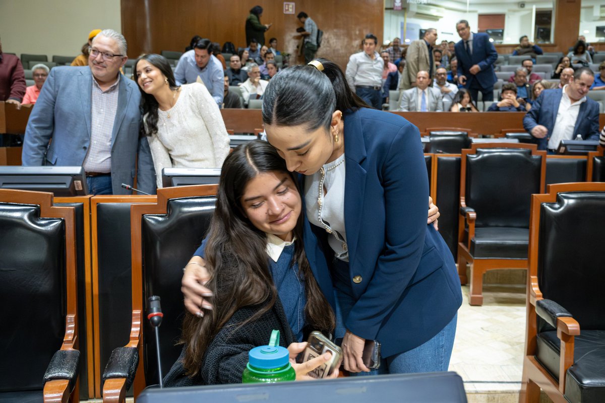 MarianaCasGe's tweet photo. Mi Doctora de confianza apapachándome porque hoy me sentí un poco enferma ❤️ @valeriaavila93_ https://t.co/YKb5HycVJL