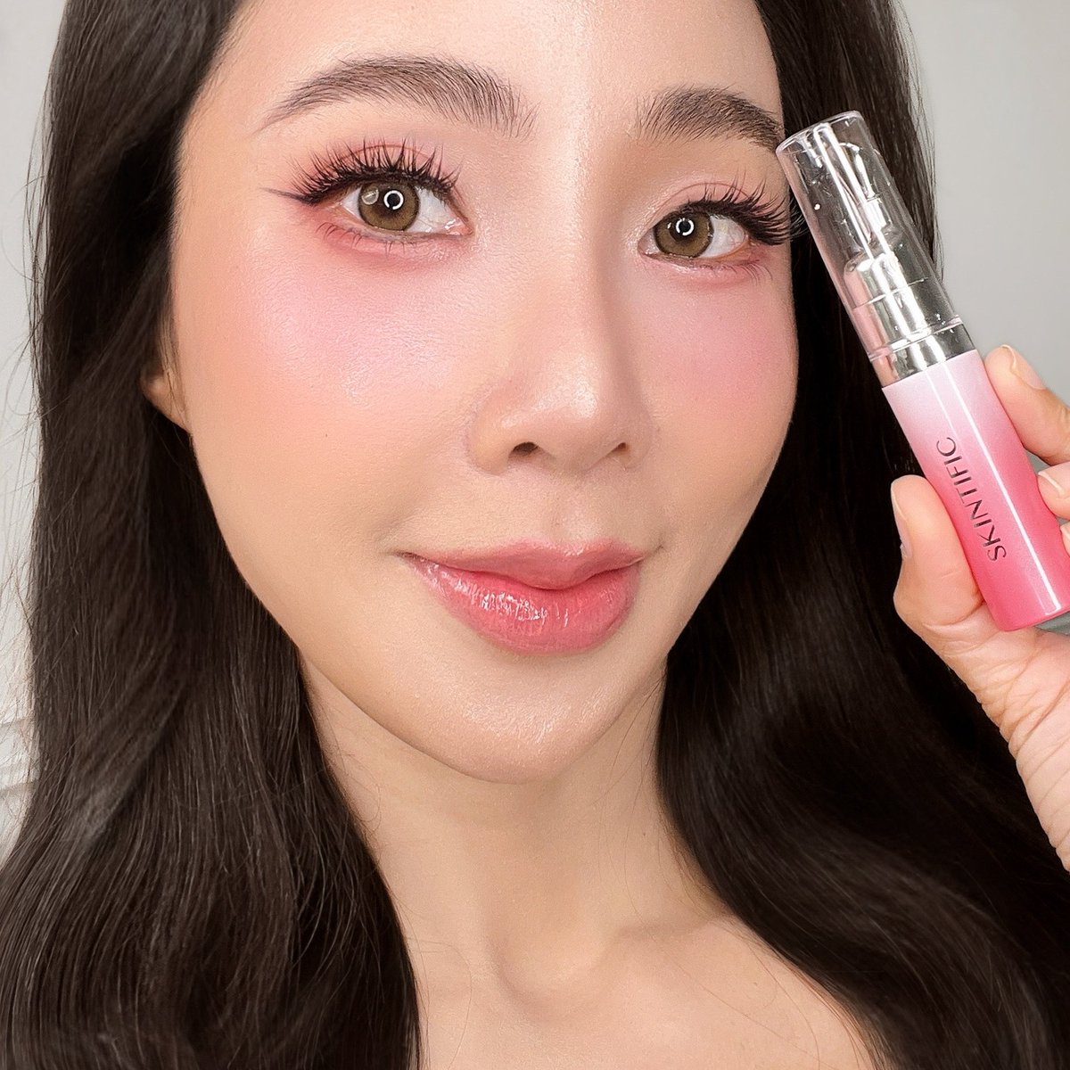 💖กรี๊ดดด....ในที่สุด Skintific เค้าก็ออกลิปเซรั่มที่มาพร้อมส่วนผสมช่วยบำรุงริมฝีปาก บอกเลยว่าใช้แล้วปังมากกก ปากอวบอิ่มฉ่ำฟู แพคเกจติดแกลมมม ตอนนี้ลองซื้อมาทั้งหมด 3 สีแล้วกำลังจะมีสีที่ 4 ด้วย แต่ละสีก็มีสวนผสมต่างกันนะคะ…จิ้งเว่อร์

✨สี Clear ส่วนผสมหลัก Vitamin C, 5X Ceramide, Squalane ช่วยให้ริมฝีปากกระจ่างใส อิ่มฟู นุ่มชุ่มชื้น ดูสุขภาพดี 

✨สี Baby pink และ สี Coral rose ส่วนผสมหลัก กรดไฮยาลูโรนิค, Vitamin E, Shea Butter, Peptide บำรุงริมฝีปากเพื่อให้ชุ่มชื้นและสุขภาพดี ช่วยล็อคความชุ่มชื้นให้ริมฝีปาก ริมฝีปากดูอวบอิ่มดูสุขภาพดีและอ่อนเยาว์ 

เท่ากับทุกสีจะมีส่วนผสมที่ช่วยกู้ปากเหี่ยว ปากคล้ำ ริมฝีปากแห้งแตก ช่วยให้ริมฝีปากคล้ำๆ กลับมาอมชมพู ปากฉ่ำวาว แถมร่องริมฝีปากแลดูตื้นขึ้นด้วย

💦อ๊อฟชอบตัวหัว Applicator เค้าเป็นโลหะพิเศษและระบบปั๊ม สุญญากาศ ทำให้ใช้งานง่ายมากก กลิ่นหอมหวานทาแล้วปากอวบ อิ่มสุดๆ ใช้ง่ายพกไปไหนหยิบมาทาก็ไม่อายใคร

📍พิกัด : https://t.co/AHreEAn2Al
อยากปากฉ่ำ สุขภาพดีต้องลองน้า

#Skintific #LipSerum #ลิปเซรั่ม