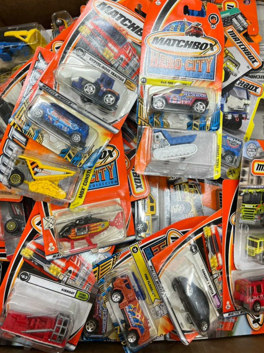 hotwheels_28's tweet photo. お友だちのみんな～見てるか～い😄
#ドン・キホーテ和泉中央 週末のドキドキ情報教えたるで～❗

専門店でも取り扱いの少ない #マッチボックス の古いヤツぎょ～さん仕入たったからな⤴️

お友だちも見たこと無いアイテム多数有るから週末を楽しみに待っとってや

週末もみんなで炎ジョイしようやw https://t.co/ypaa9sVBvz