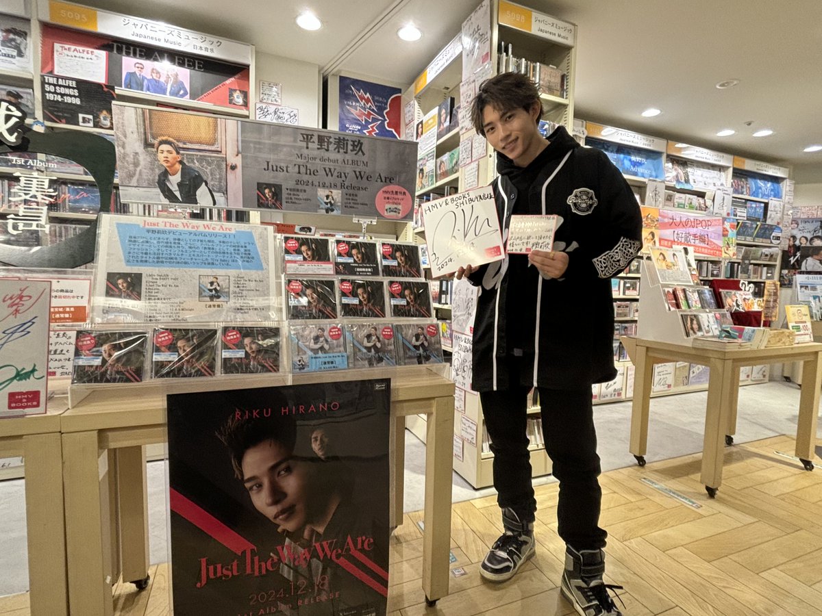 【#平野莉玖】
待望の1stアルバム『Just The Way We Are』を本日リリースされた平野莉玖さんがご来店🎶

色紙やポスターにサインをいただきました!

HMV限定特典の自撮りブロマイド バージョン2（全5種類ランダム）もまだございますのでぜひご来店ください🙇‍♂️