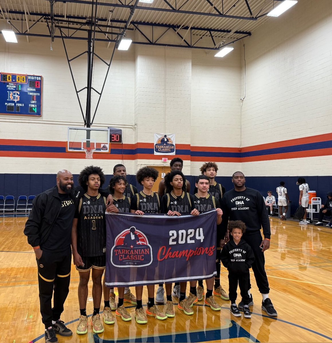 IamFR5's tweet image. 4 freshman
1 sophomore 
1 junior
2 seniors

#WeDevelop 🧬🧬

@trigonis30 @TarkClassic @TheBBallTribune @TheCircuit @TheCircuitAlex