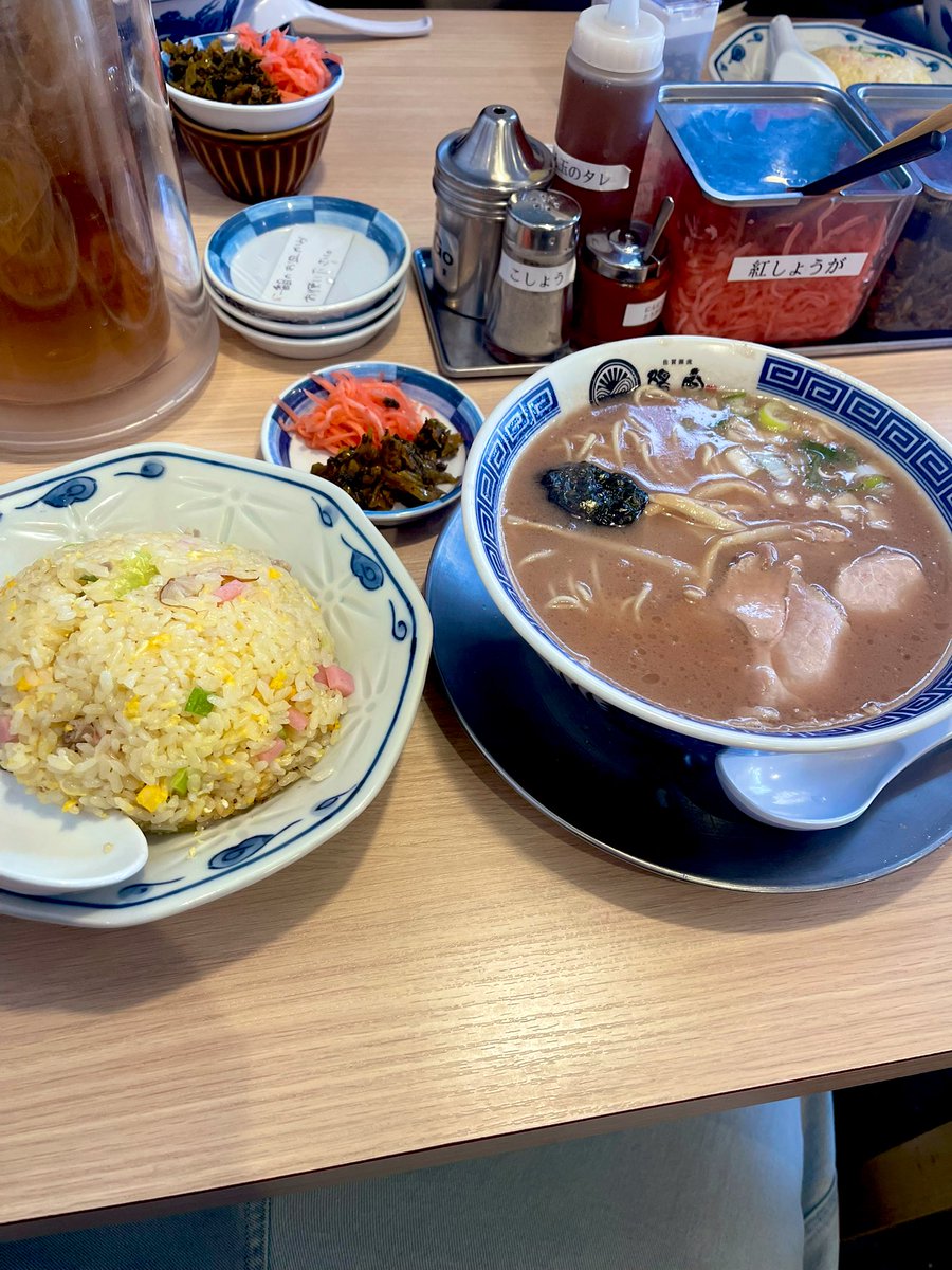 【ラーメン陽向 二章 健軍】🍜

今日は昼休憩の時間でライトさんと奥様と同麺させて頂きました！

陽向は嘉島の本店も好きですがこちらも濃い味の佐賀らーめんで美味しい😊
途中高菜と紅生姜で味変して美味しく啜ってきました！