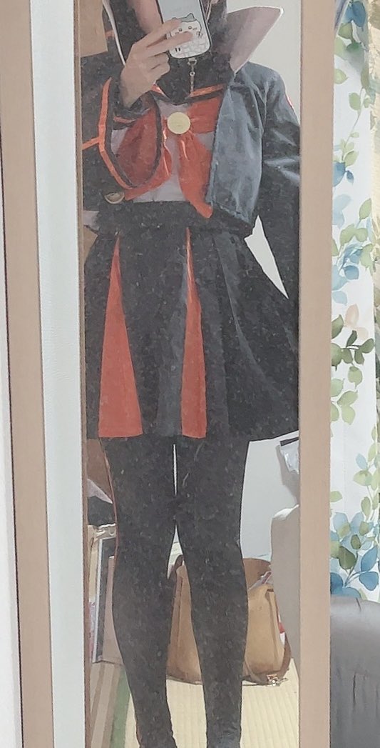 「鏡が汚くてすまないザビ子の衣装届いたから着てみた。思ってたよりも嵩張らなさそうだ」|ほたる🎀のイラスト