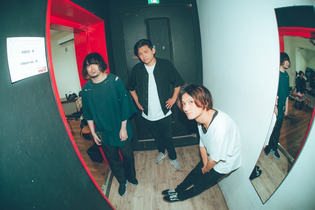 昨日は高田馬場Club PHASE 「blue filament」にお越しいただきありがとうございました！

ABECKと108pierrotsで出演してきました。そしてさらにはthe Enma.にて1曲弾かせてもらい3ステージでしたー！楽しかった！仲間とバチバチにやれるって楽しいし、来年はもっと頑張らなきゃと。