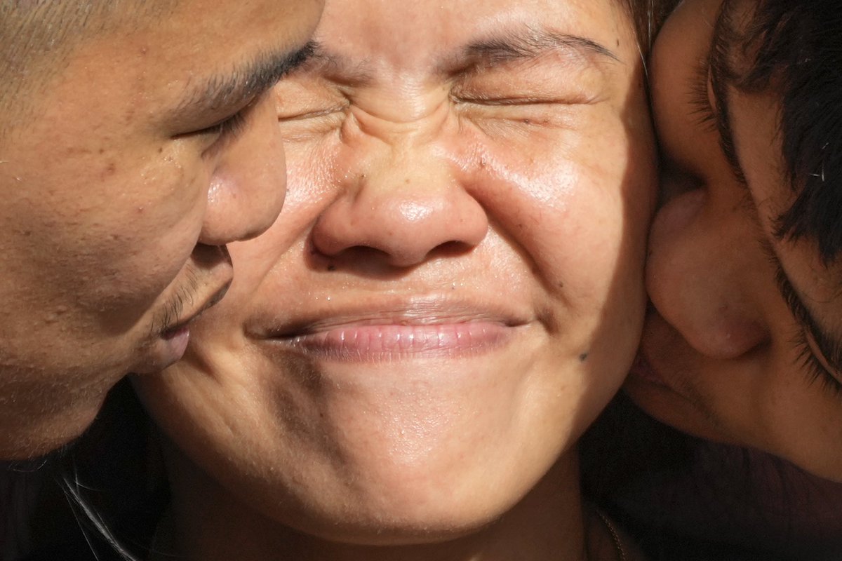 AaronFavila's tweet photo. Mary Jane Veloso, a Filipino woman who spent almost 15 years in an Indonesian prison for drug trafficking and was nearly executed by firing squad in 2015, is reunited with her family at the Correctional Institution for Women in Mandaluyong Dec. 18, 2024. (AP Photo/Aaron Favila) https://t.co/RkFyNRf8os