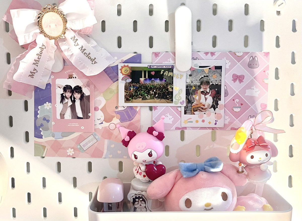 A_FionyJKT48's tweet photo. Board di depan meja belajar biasanya aku isi dengan hal2 yang membuat aku senang supaya kalau lagi nugas jadi semangat, kemarin habis nambahin lagi hihi ><
Terima kasih sudah menjadi alasan aku berbahagia! 🍀💚💚 https://t.co/9zOF8KK9hn