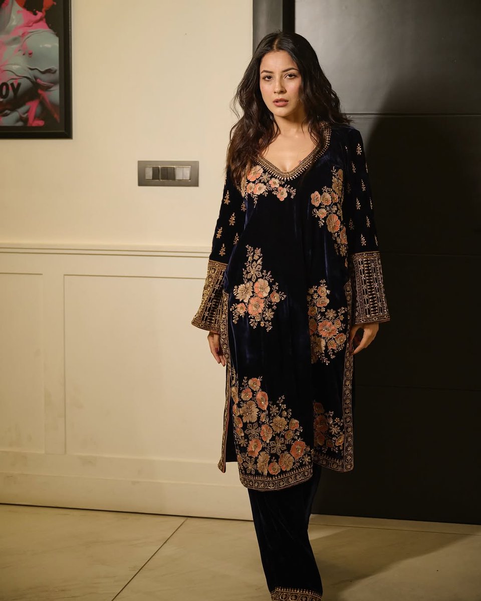 Tesla_ASI's tweet photo. π― #ShehnaazGillThread
#Bollywood #Actress #ShehnaazGill New Look https://t.co/DxXEXt6yKP