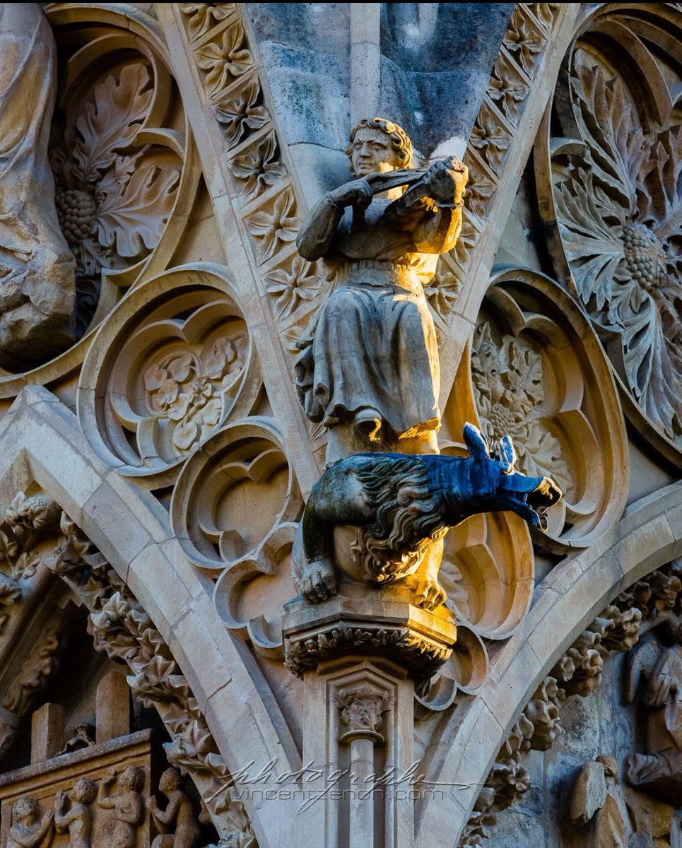 CouvFred's tweet photo. Le Violoniste du Matin. Faisant partie d'un groupe de 8 musiciens sur la façade, leur nombre étant surement une référence à l'Octave de la musique 🇫🇷. Au coin du portail de l'Apocalypse, il est le premier à recevoir le 🌞. #Reims
#solsticedhiver
#asnieres https://t.co/bwzmhn1lIy