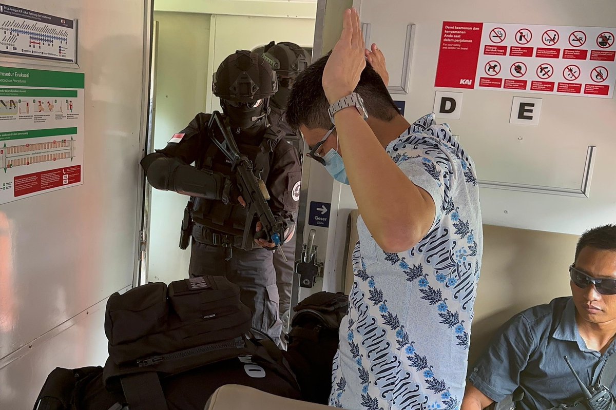 Jatosint's tweet photo. Indonesian Air Force @_TNIAU QRF/SF Command #PASGAT counter-terrorism students executed a simulated hostage rescue operation on a mock hijacked passenger train in Bandung City, West Java (17/12)
📸Pasgat https://t.co/0n94Rew0Fk