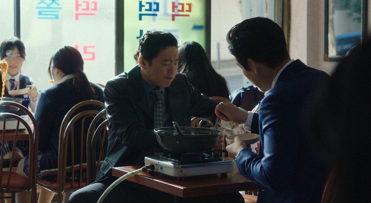 threepiecesuit's tweet photo. 이거 변성현이 불한당에서 쿠테타 모의 장면으로 떡볶이집 고른 이유잖아... https://t.co/ERlcKUG2Sc